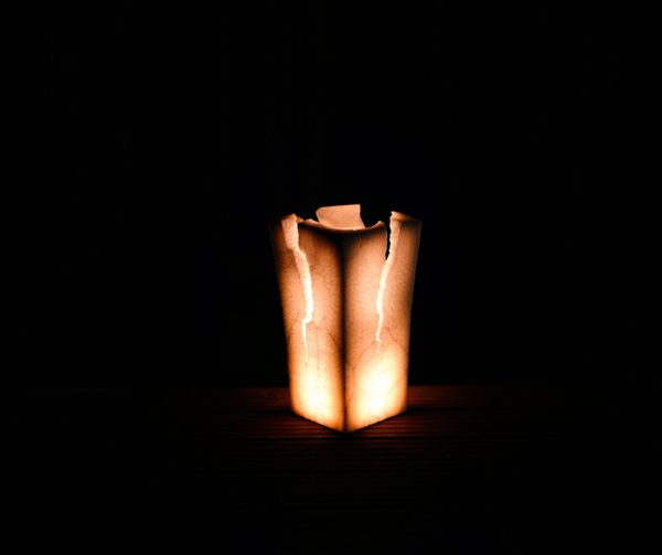 Skylanti bekvapė balta palmių vaško žvakė 26cm
